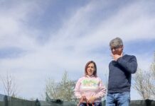 Gli anziani delle RSA pavesi Korian donano le coperte fatte a mano al Canile di Tortona